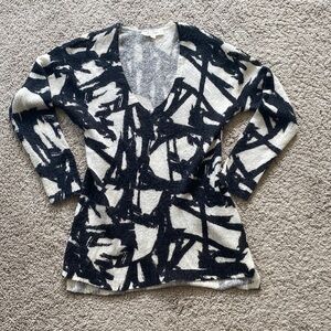 Vince Camuto cashmere Black & Cream Abstract V-Neck Knit fittedSweater